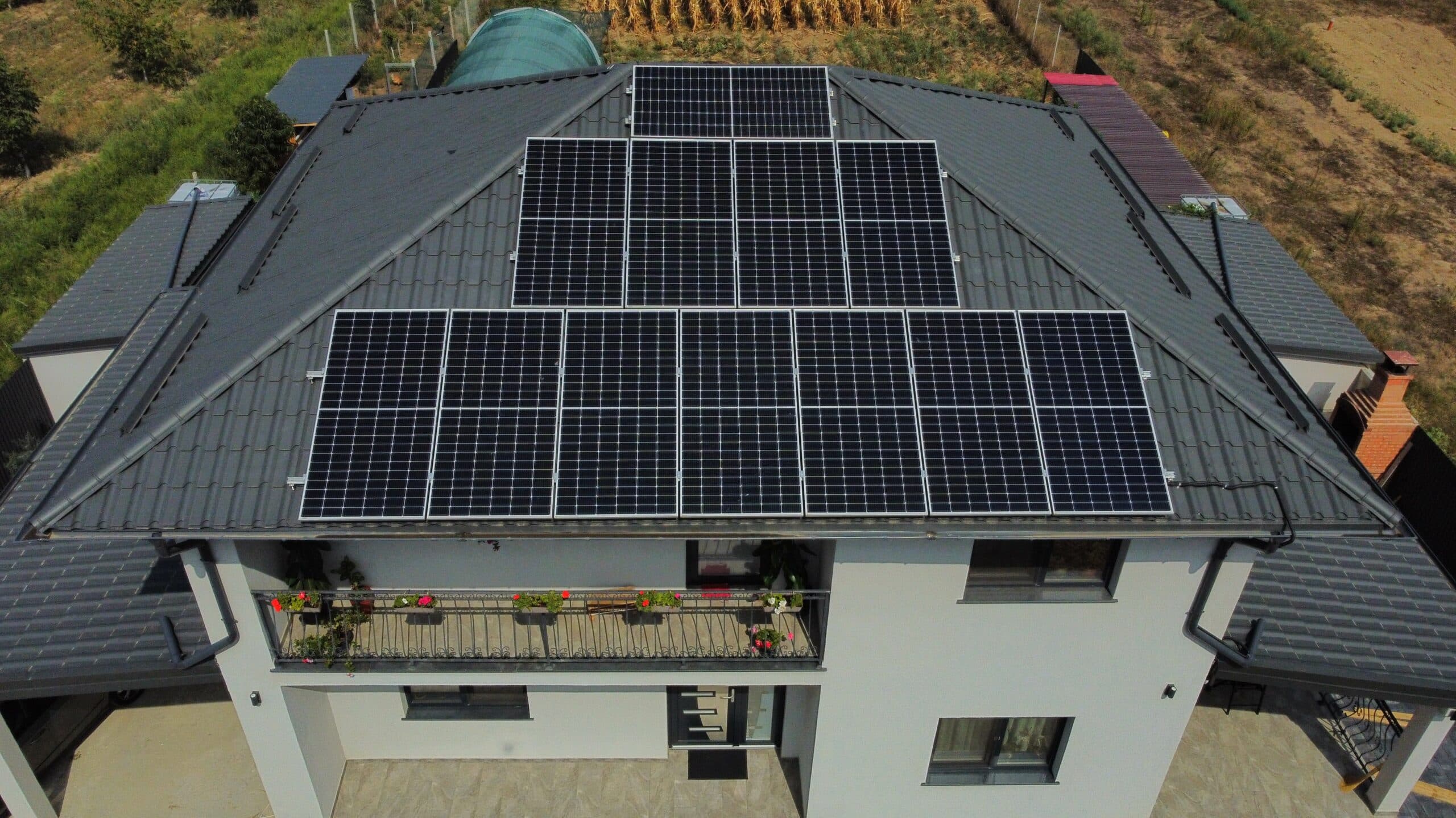 Panouri fotovoltaice montate pe casă